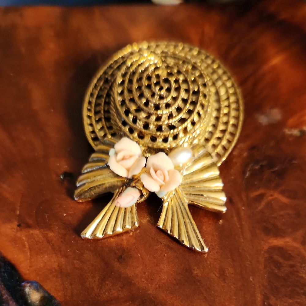1928 Gold-Tone Hat Brooch with Pale Pink Rose Accents